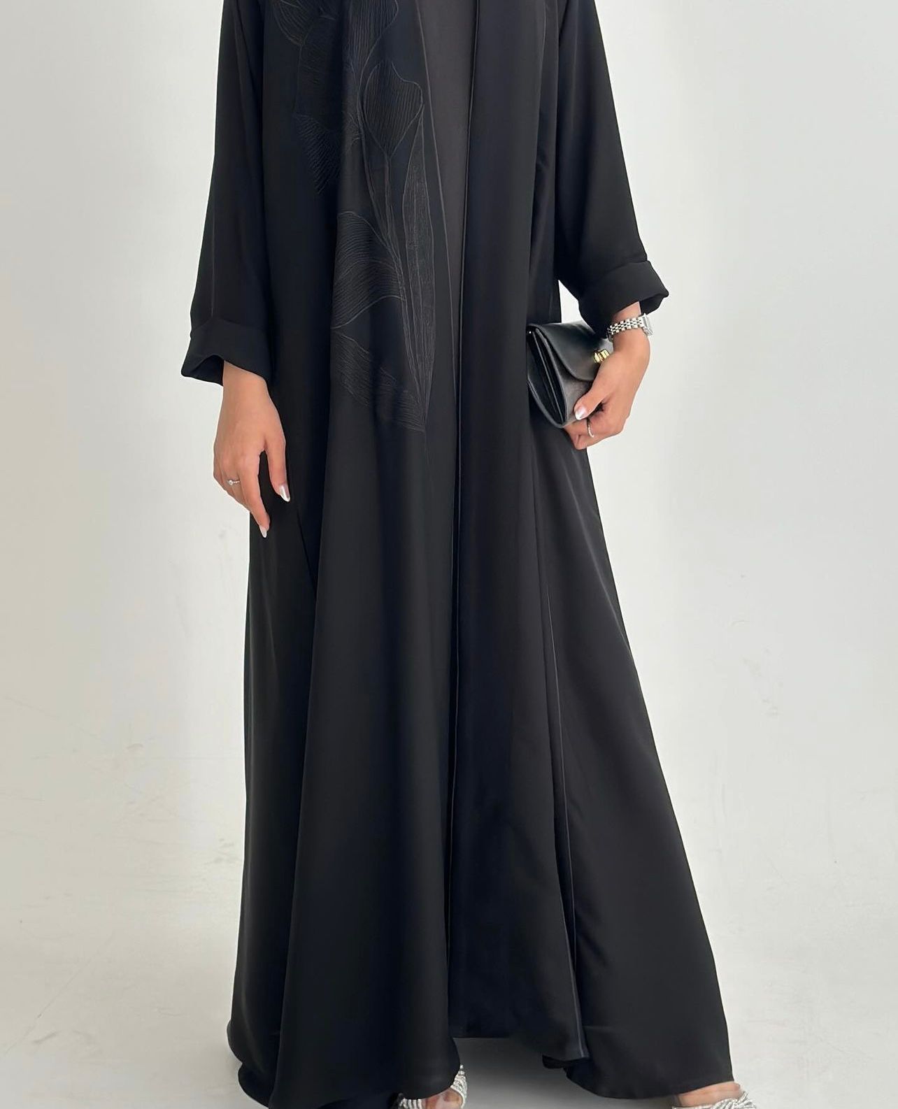 للبيع عباية بقماش راقي مع تطريز