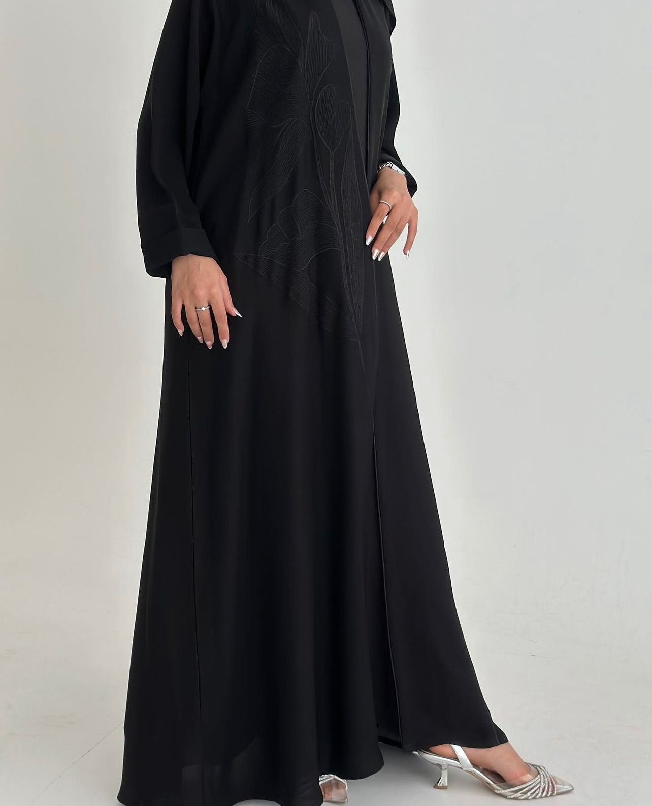 للبيع عباية بقماش راقي مع تطريز