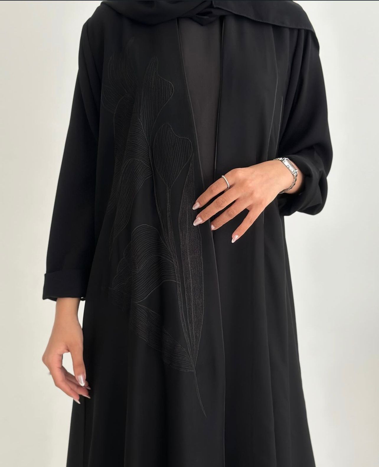 للبيع عباية بقماش راقي مع تطريز