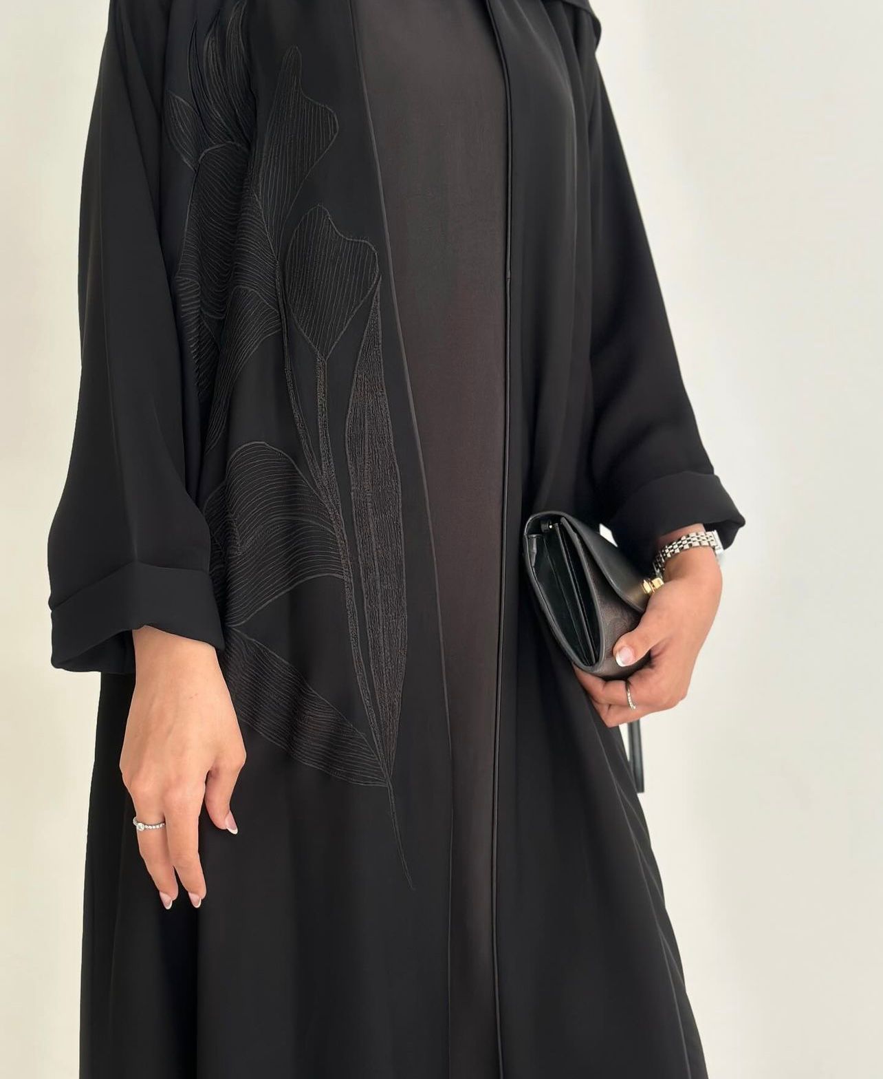 للبيع عباية بقماش راقي مع تطريز