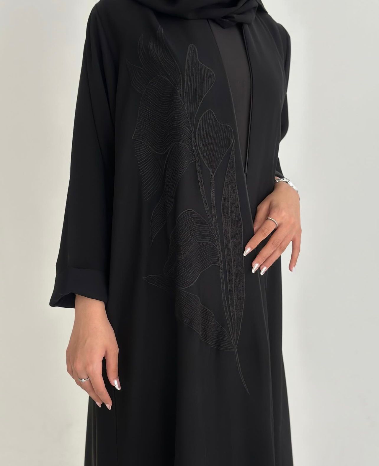 للبيع عباية بقماش راقي مع تطريز