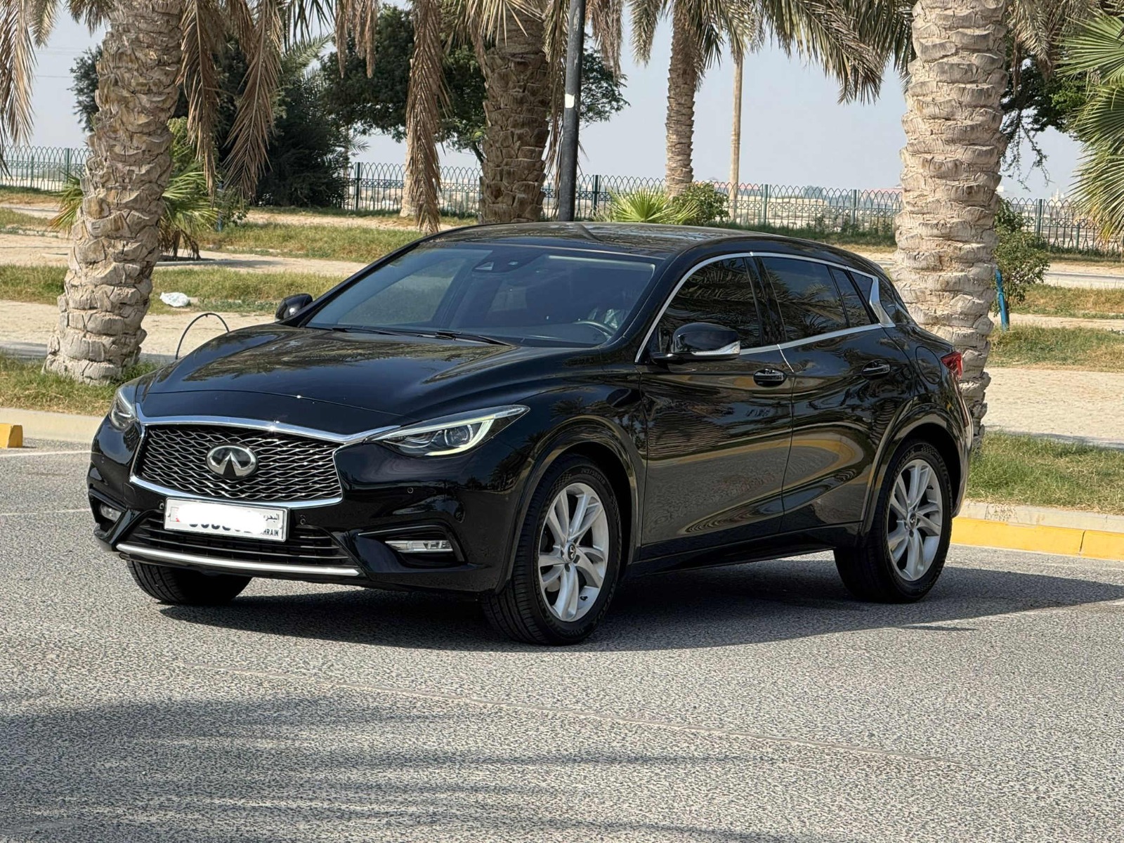 Infiniti Q-30 / 2017 (Black)