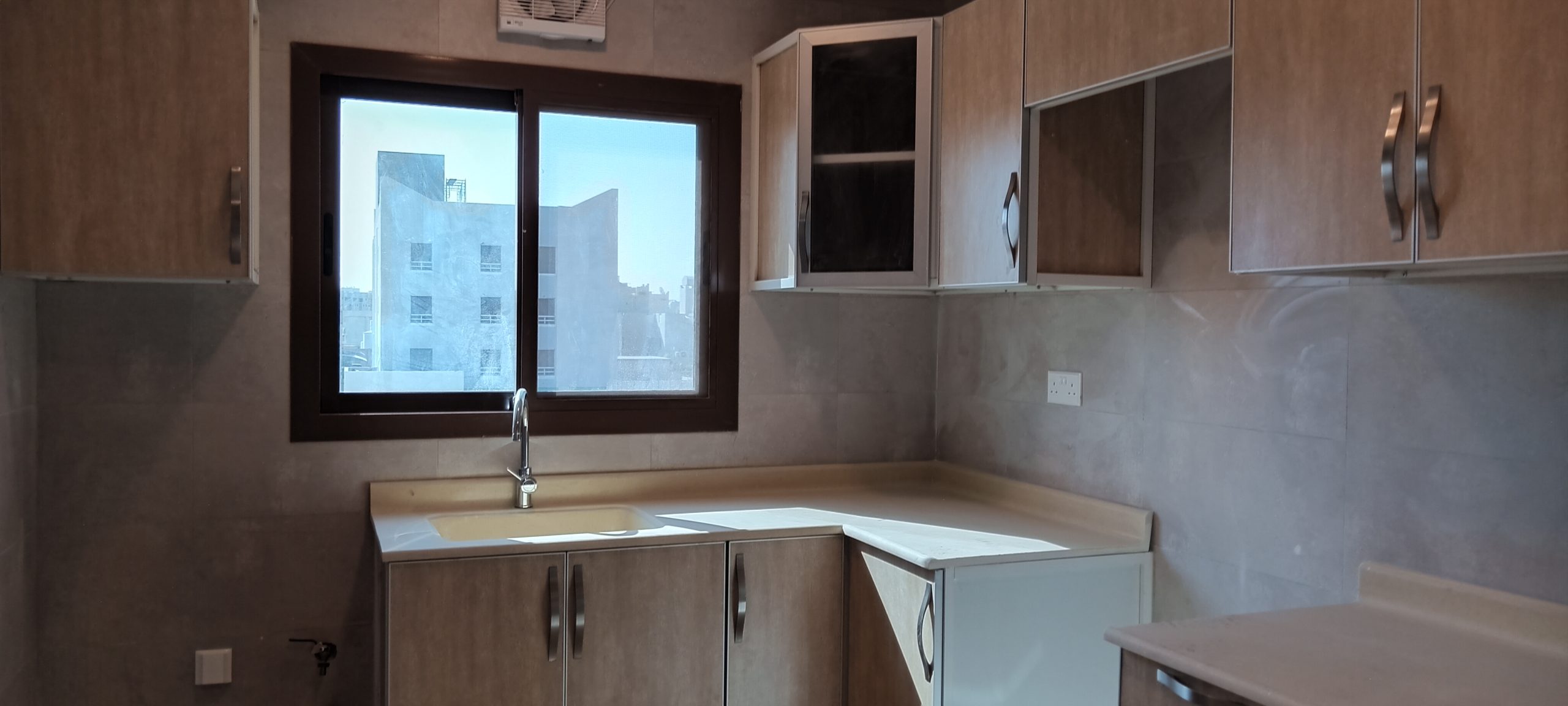 للايجار شقة جديده 3 غرف قرب الجامعه ama