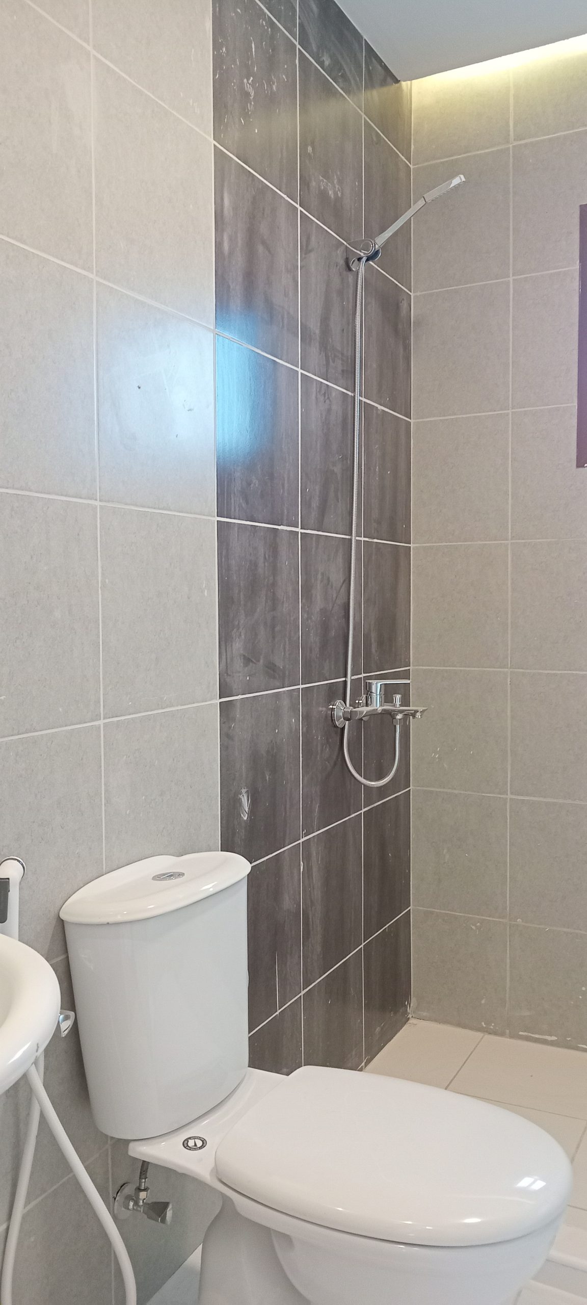 للايجار شقة جديده 3 غرف قرب الجامعه ama