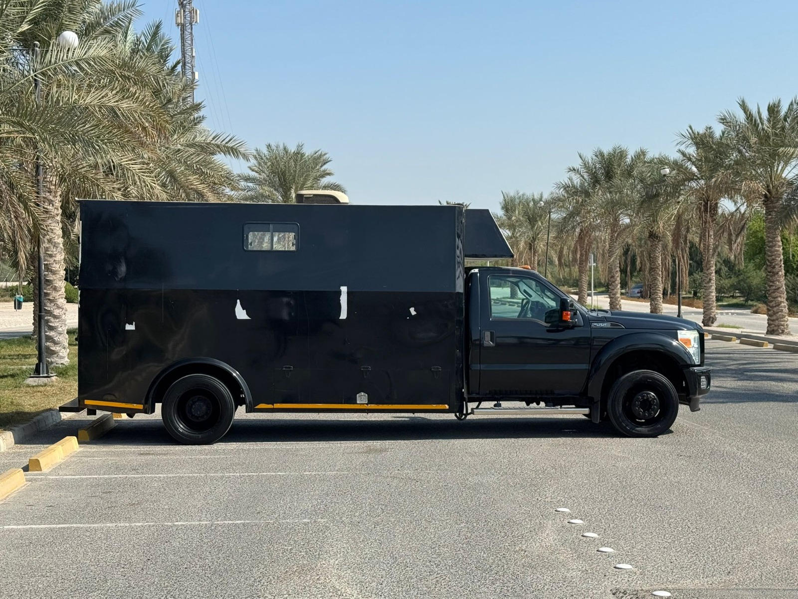 Ford F-550 / 2016 (Black)