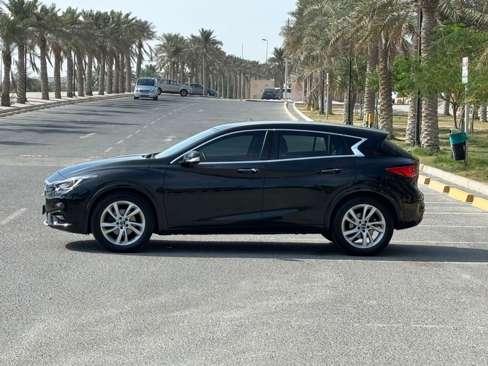 Infiniti Q-30 / 2017 (Black)