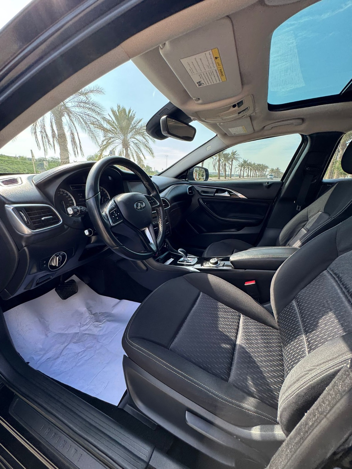 Infiniti Q-30 / 2017 (Black)