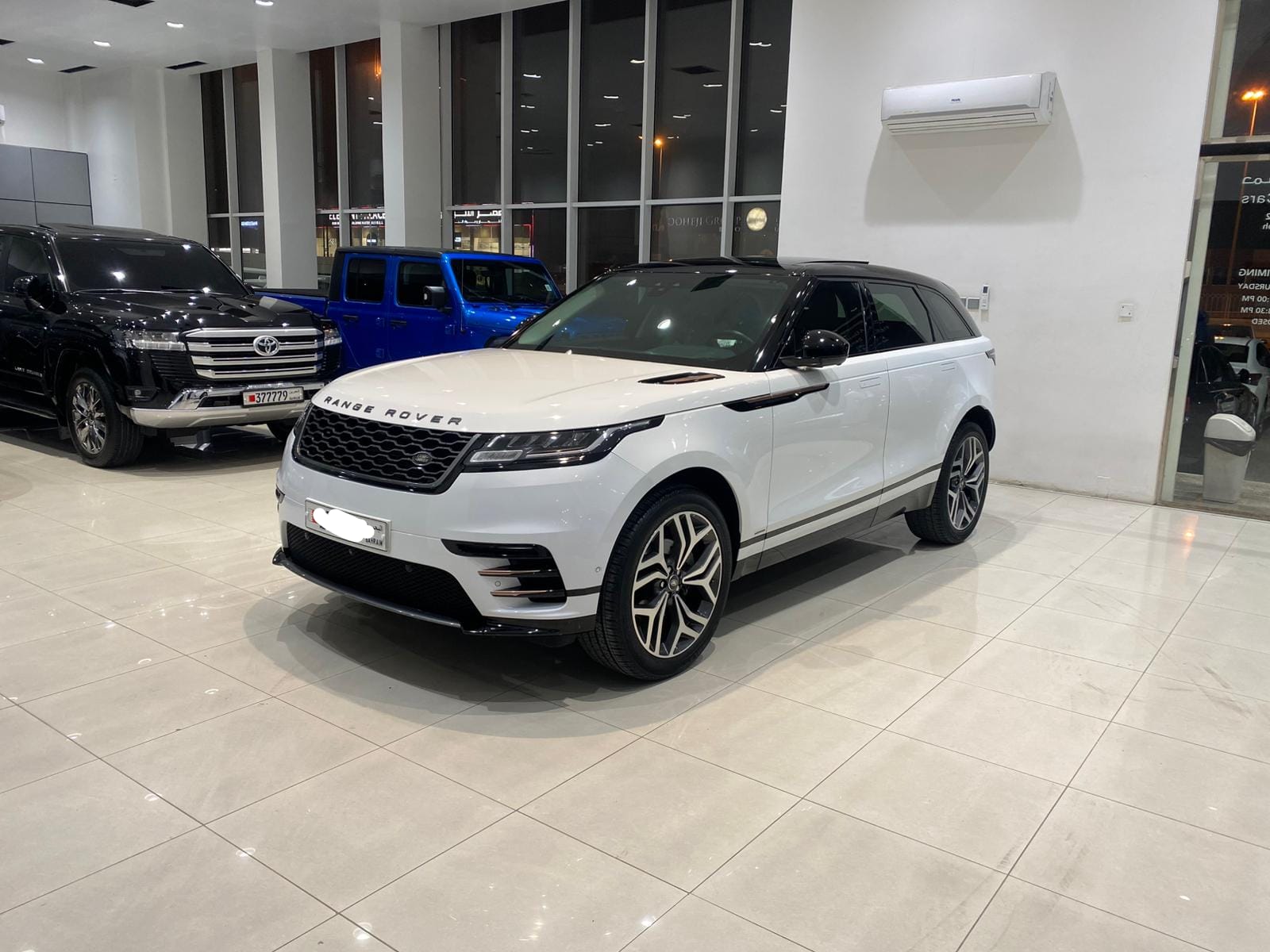 🚗 For Sale: 2018 Range Rover Velar R-Dynamic (White & Black) 🖤