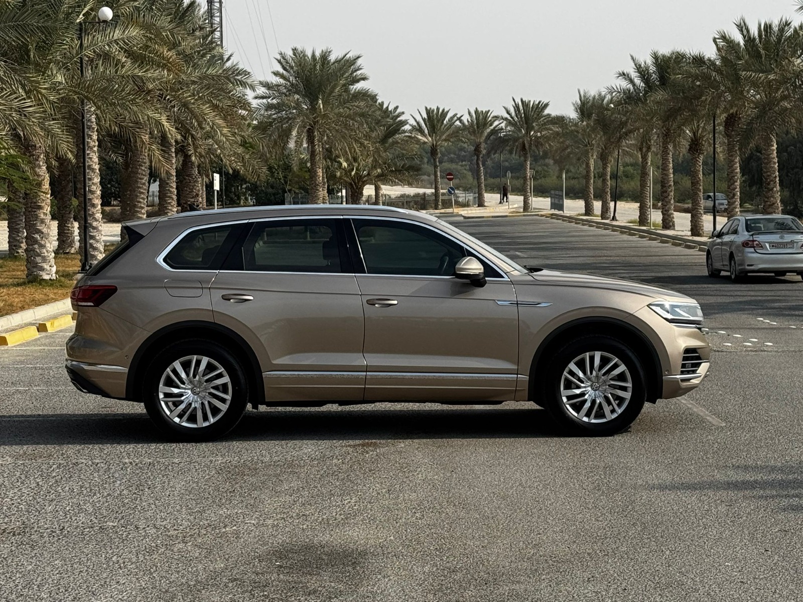 Volkswagen Touareg 2018 (Gold)