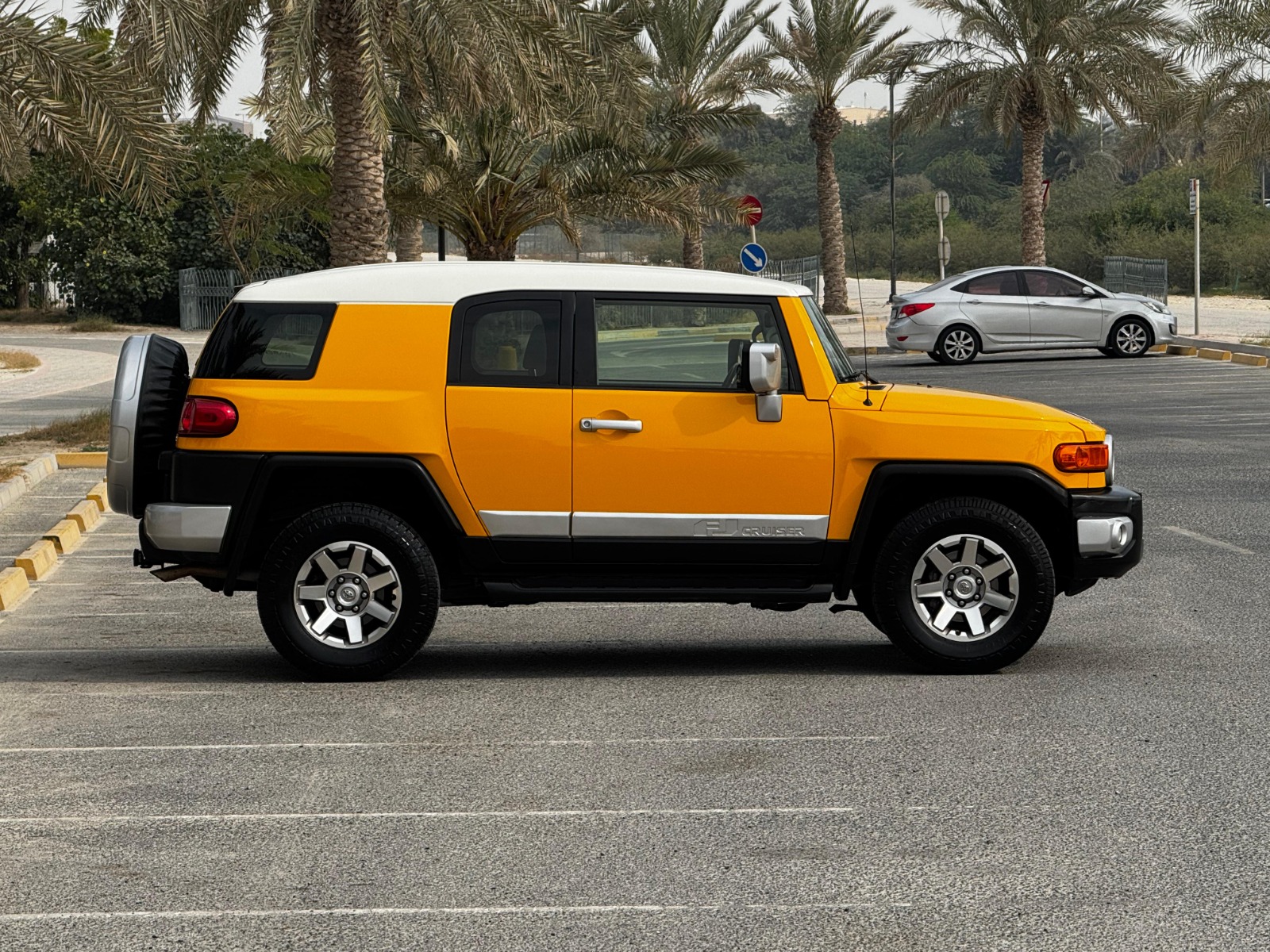 Toyota FJ-Cruiser 2017 (White&Yellow)