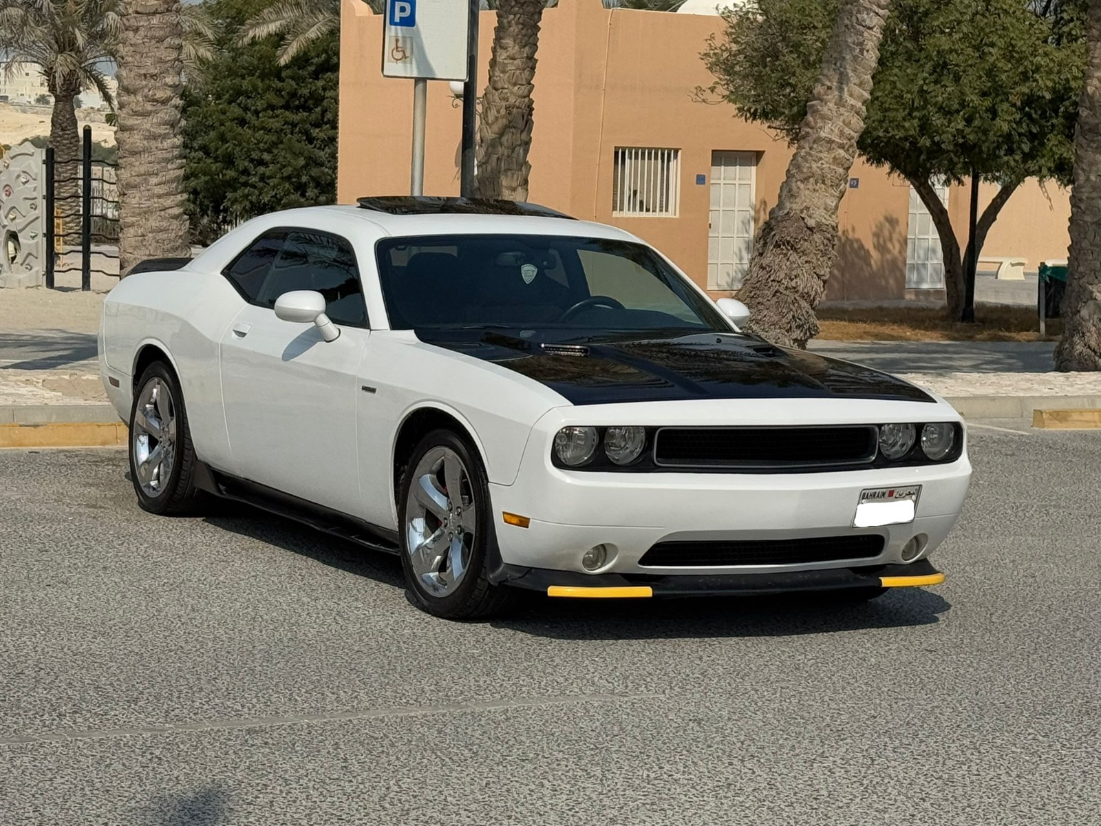 🚗💨 For Sale: 2013 Dodge Challenger R/T (White&Black)