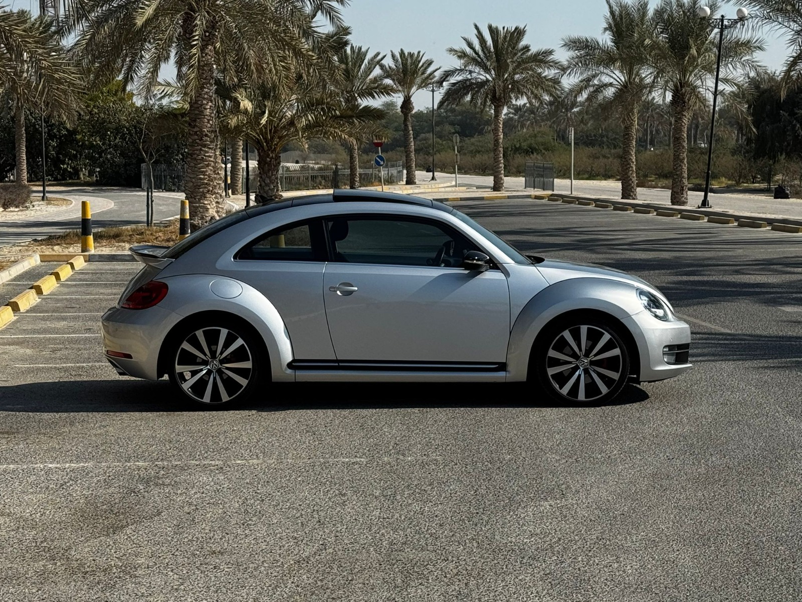 🚗 2015 Volkswagen Beetle (Silver)