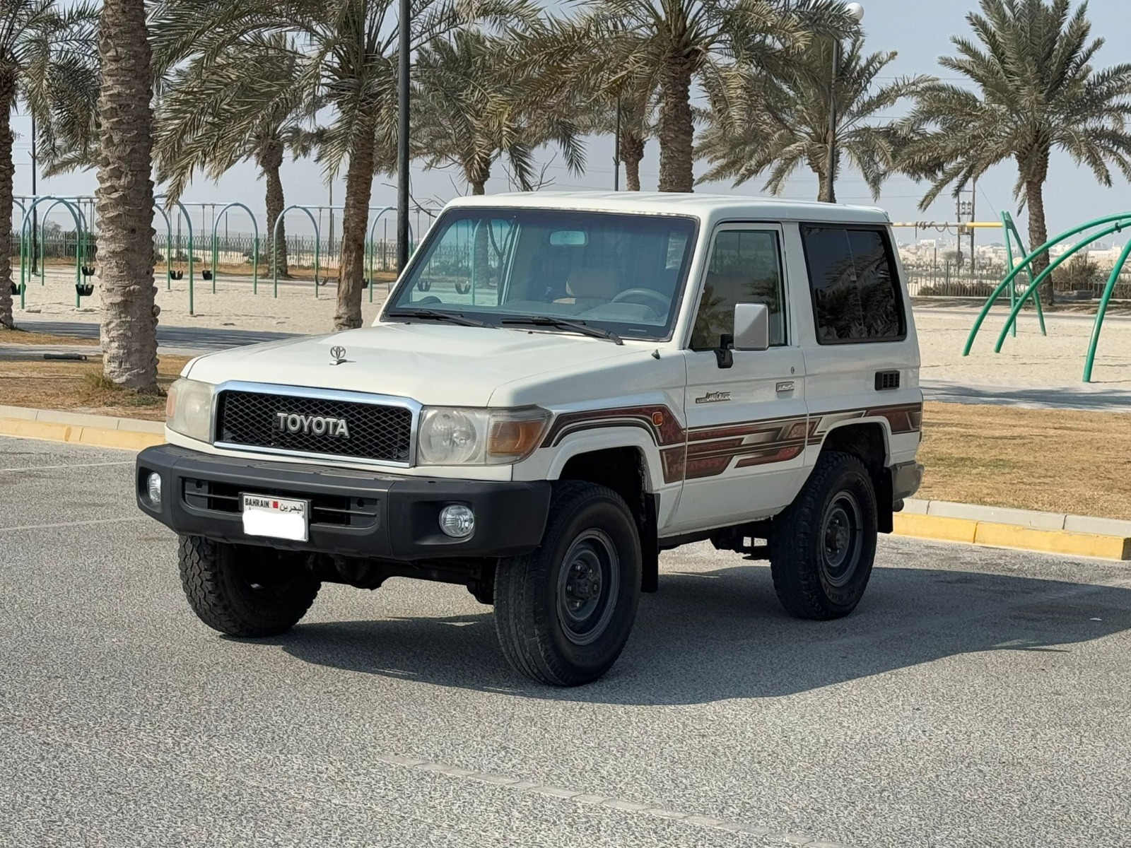 🚗 For Sale: Toyota Land Cruiser 2012 (White)