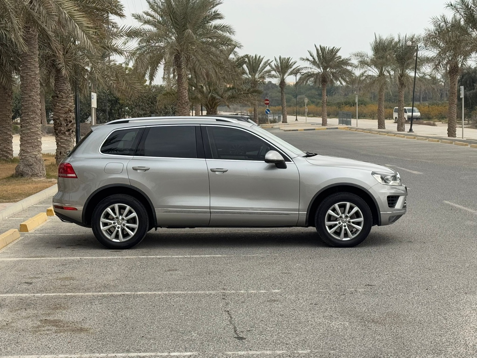 🚗 2016 Volkswagen Touareg – Silver 🚗
